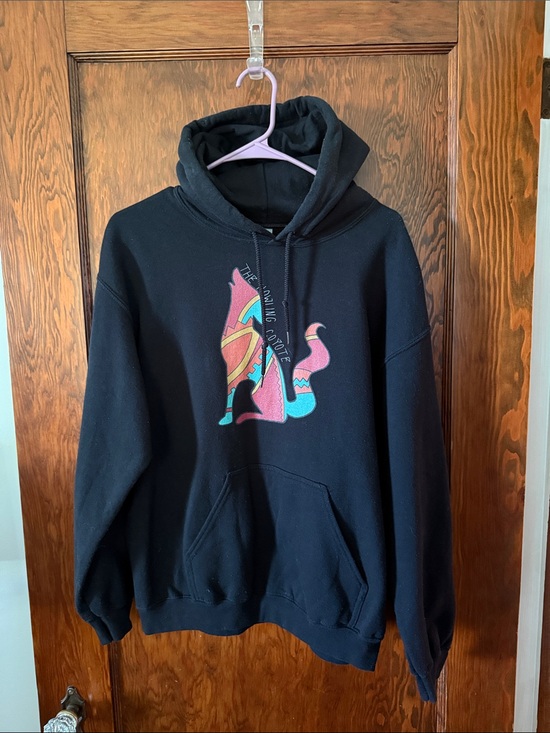 Gildan Tops - The Howling Coyote- Unisex Hoodie - Black
